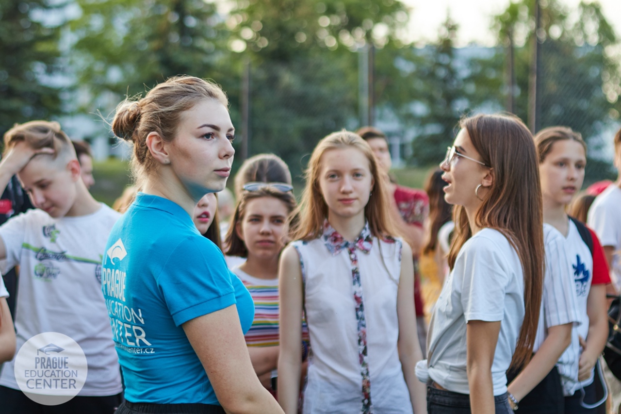 Studenti pražského vzdělávacího centra se nejen učí jazyk, ale také se účastní aktivit.