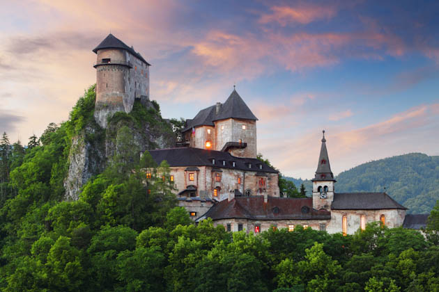Словакия  – страна богатая культурно-историческими объектами проживания. На ее территории находится более чем 100 крепостей и замков и как минимум  в два раза больше дворцов, построенных в разных исторических периодах