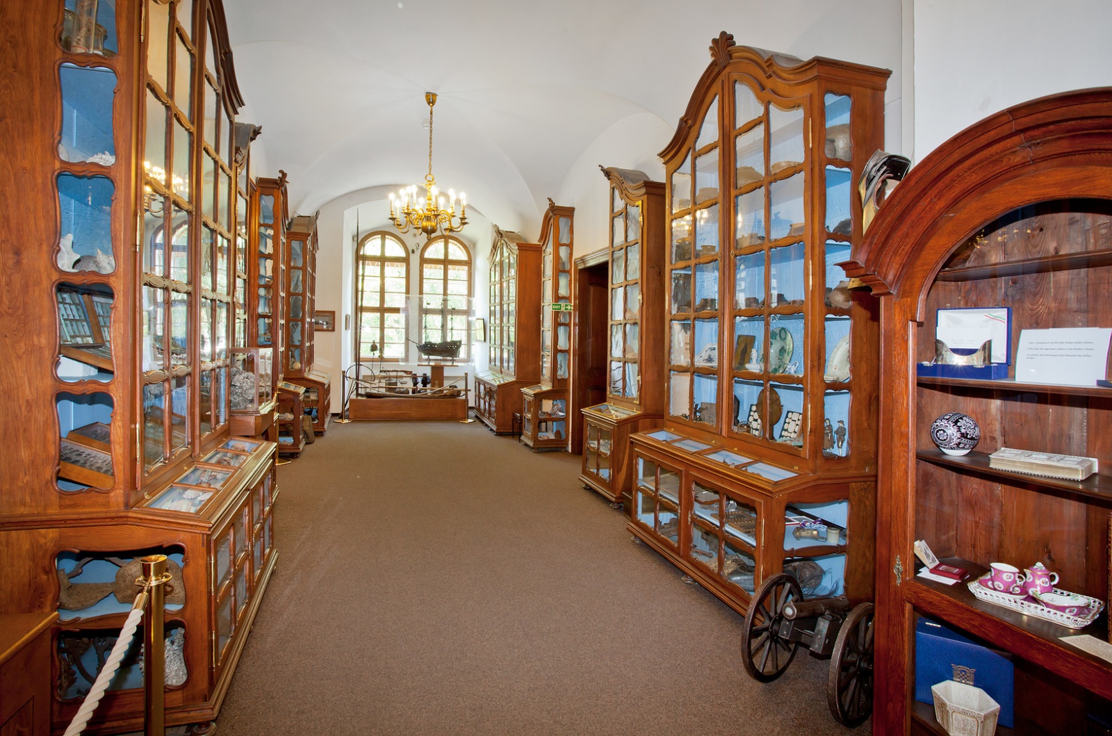 Страговская библиотека (Strahovská knihovna) - библиотека монастыря, которая является одной из самых ценных и лучше всего сохранившихся исторических библиотек