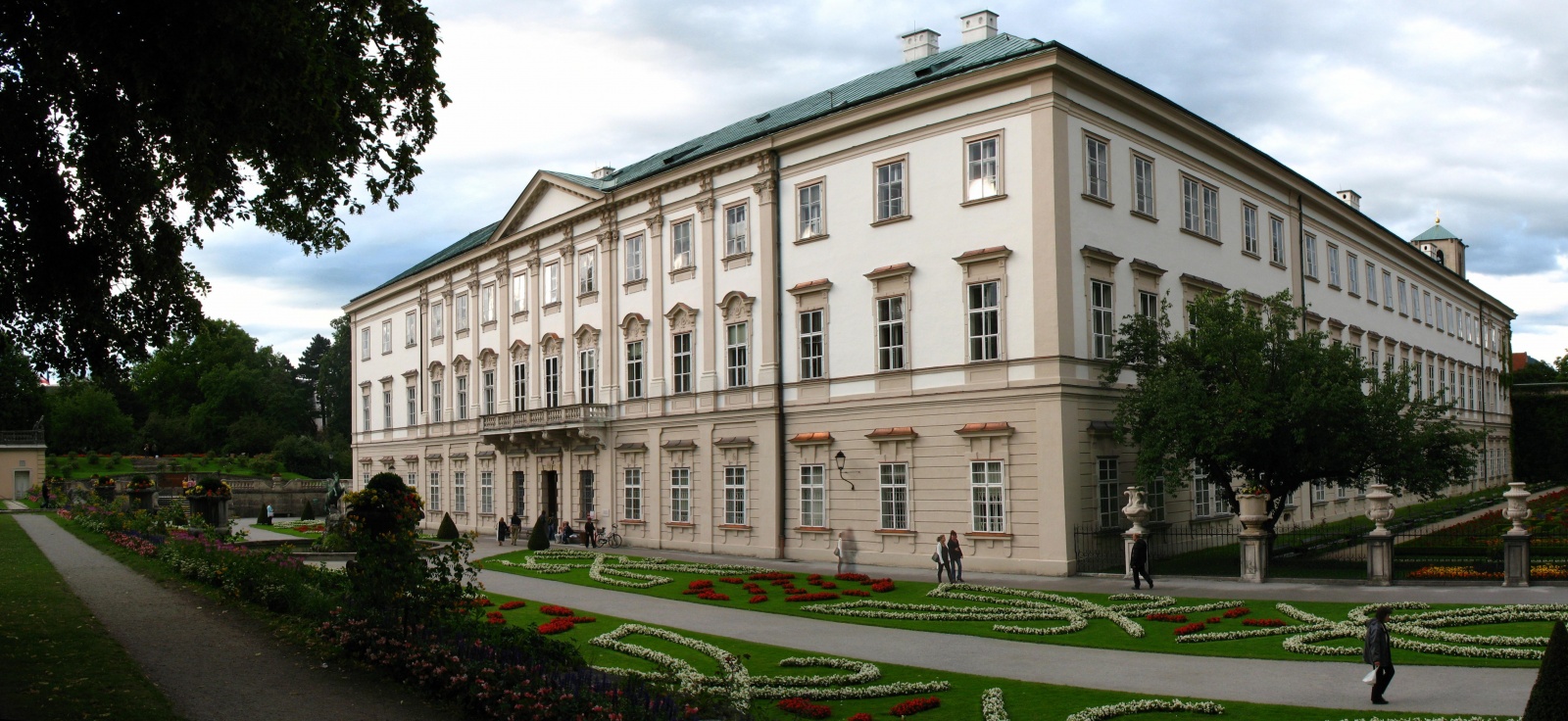 Дворец Мирабель (Schloss Mirabell) – одна из восхитительных достопримечательностей в Зальцбурге, находится под защитой ЮНЕСКО