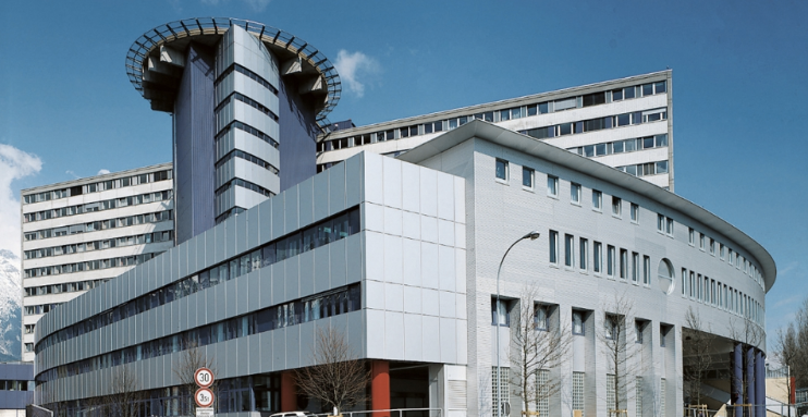 Более 3000 студентов получают высшее образование в медицинском университете (Medizinische Universität Innsbruck) в самом сердце Альп