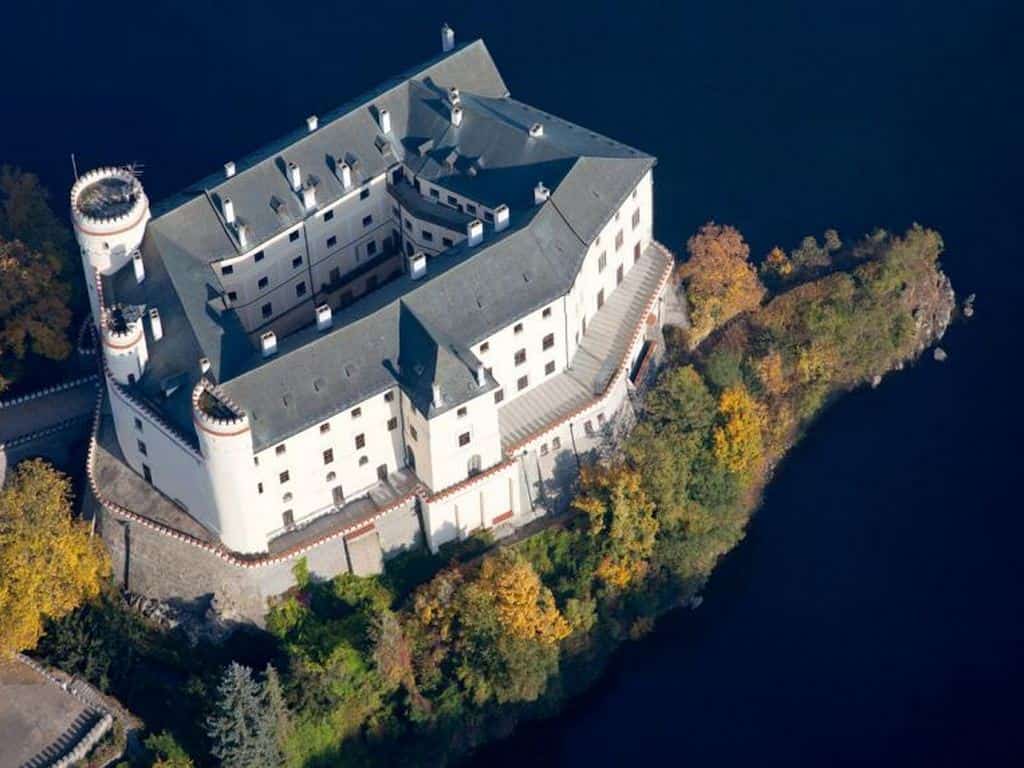 Замок Орлик над Влтавой — старинный средневековый замок  находится на берегу Влтавы