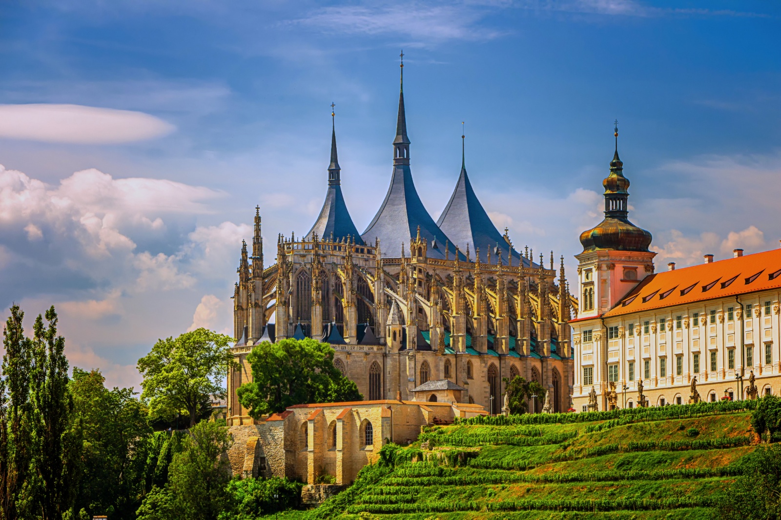 Живописный городок Кутна Гора, внесенный в список мирового наследства ЮНЕСКО, расположен в 60 километрах от Праги