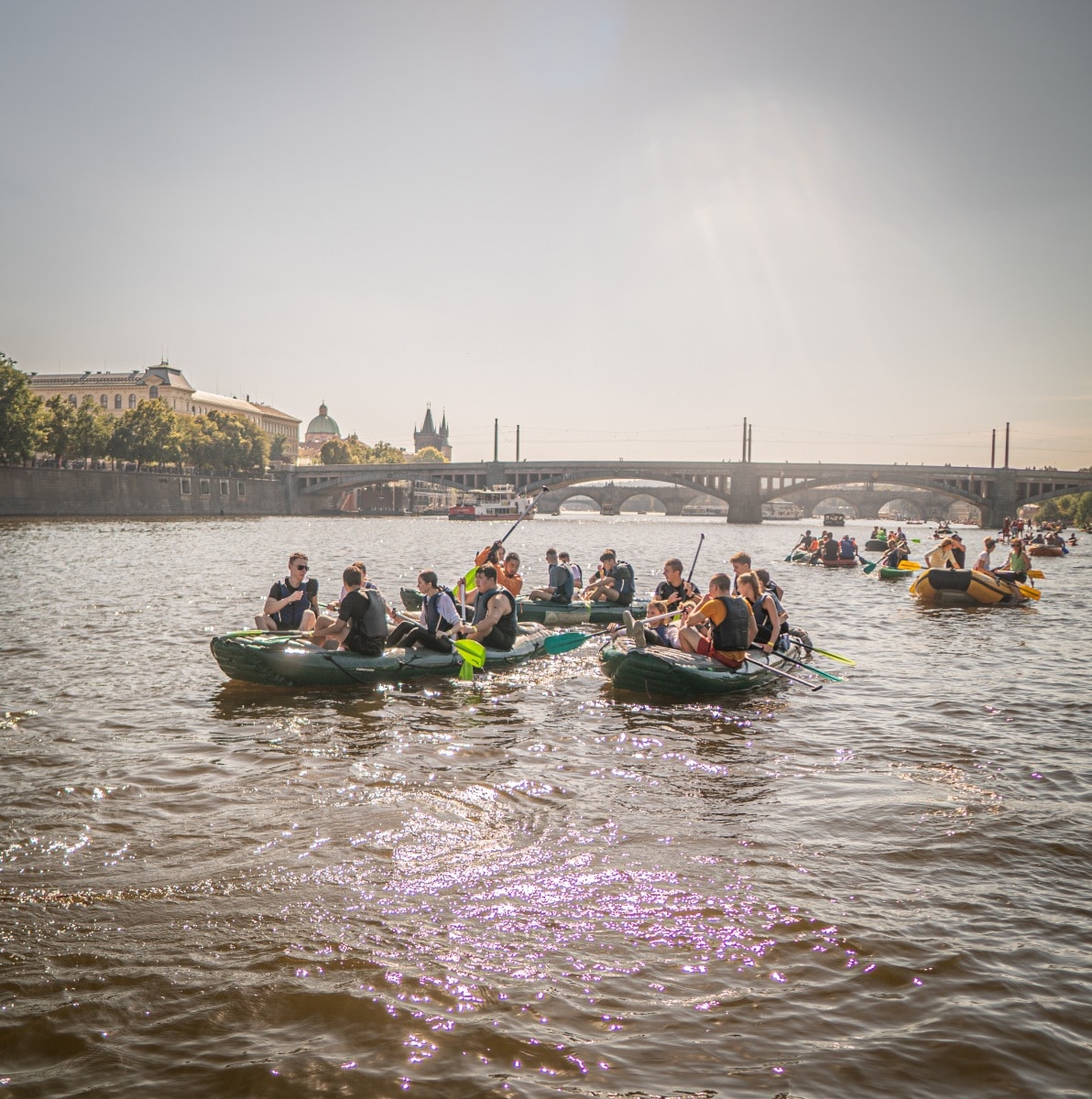 Студенты Пражского Образовательного Центра на ежегодном рафтинге по реке Влтава