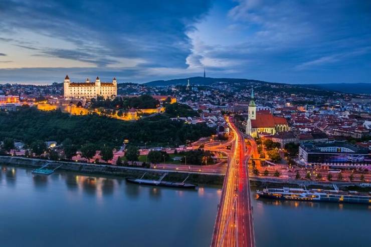 Братислава является столицей Словакии. Она расположена на юго-западе страны, на берегах Дуная, почти на границе с Австрией.
