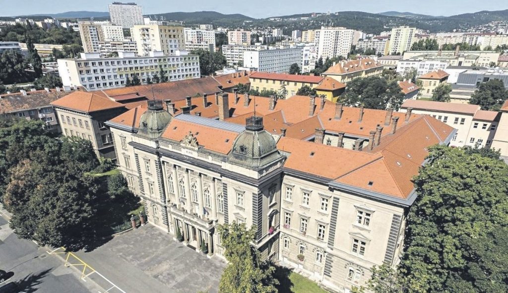 Университет Павла Йозефа Шафарика в Кошице предлагает поступить на бесплатную форму обучения с условием обучения на словацком языке.