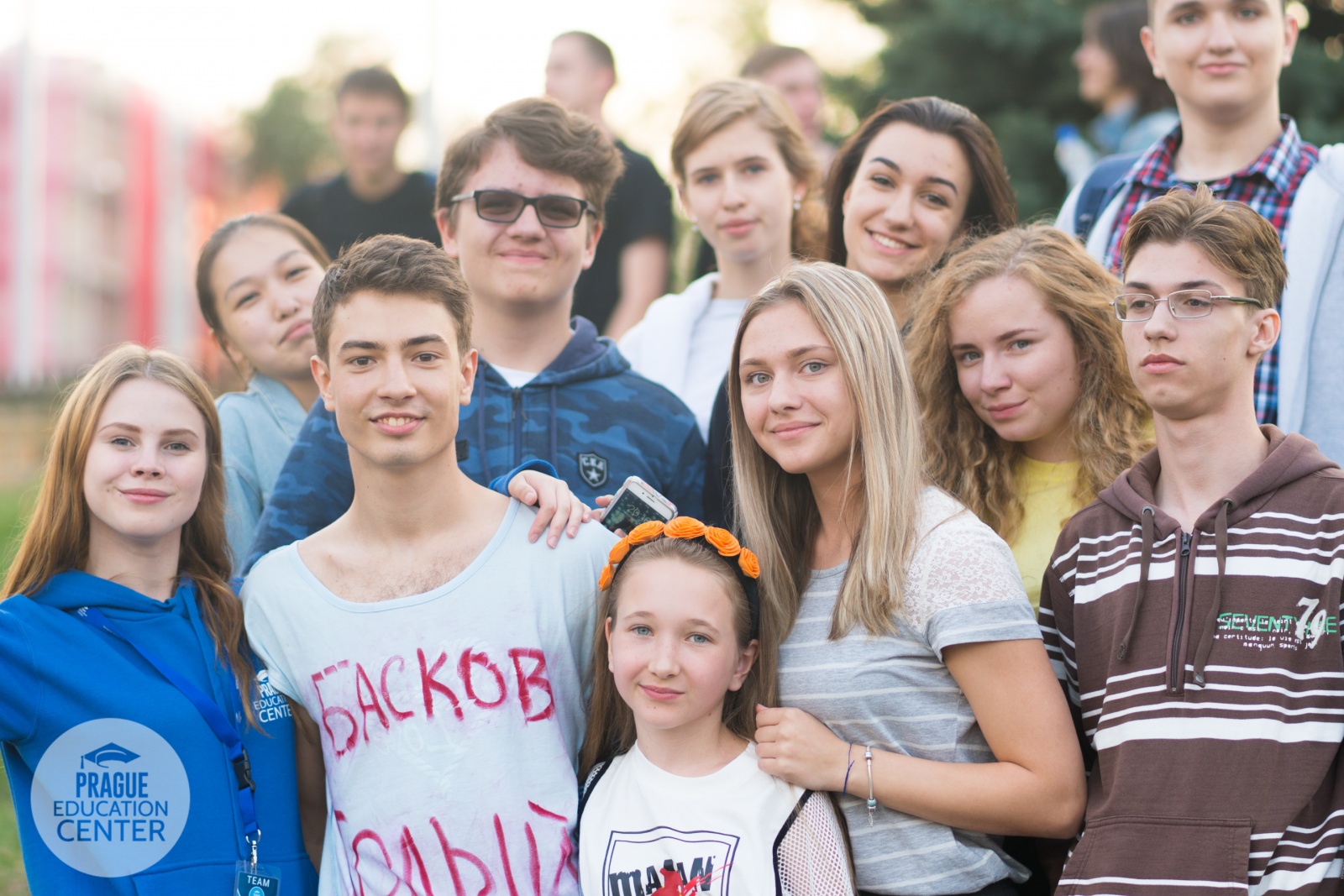 студенты вместе с куратором на двухнедельных каникулах в Праге
