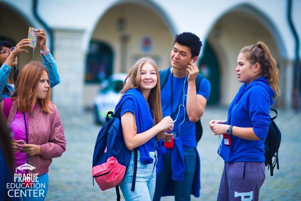Студенты также могут работать на территории Чехии, но не более 20 часов в неделю. 