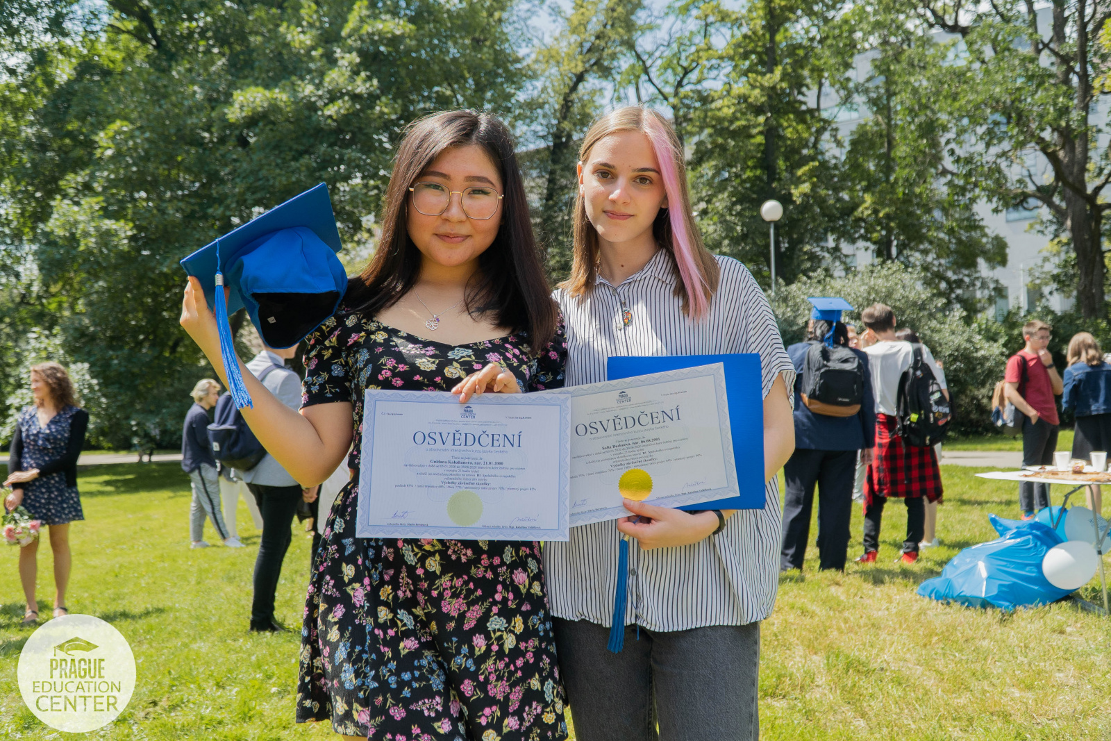 на фото: выпускницы PEC с сертификатами, подтверждающий их знание языка