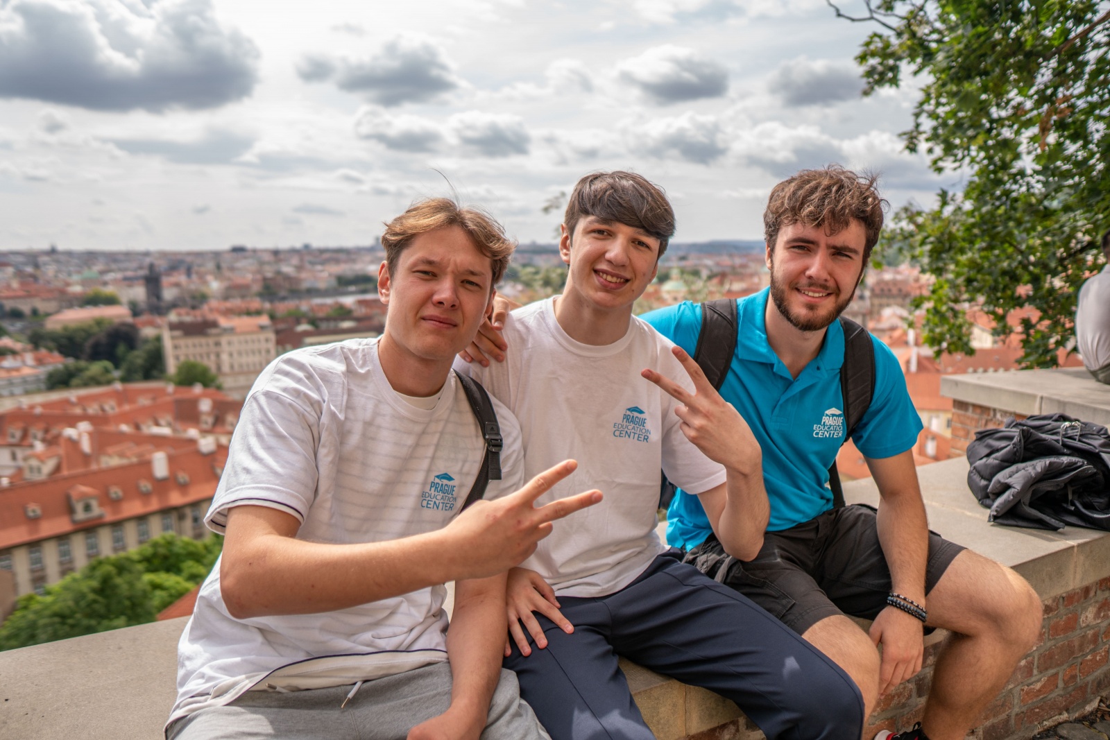 Студенты годовых курсов чешского языка Prague Education Center гуляют по городу