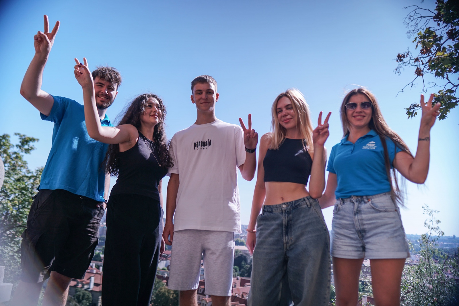 студенты PEC на ознакомительной прогулке по Праге с кураторами