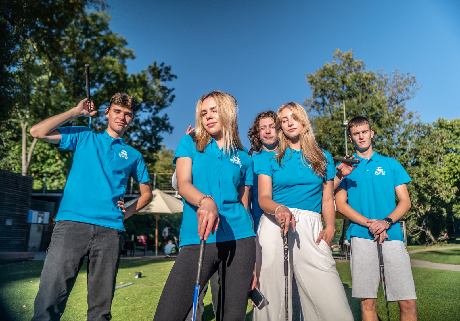 студенты Prague Education Center на гольфе