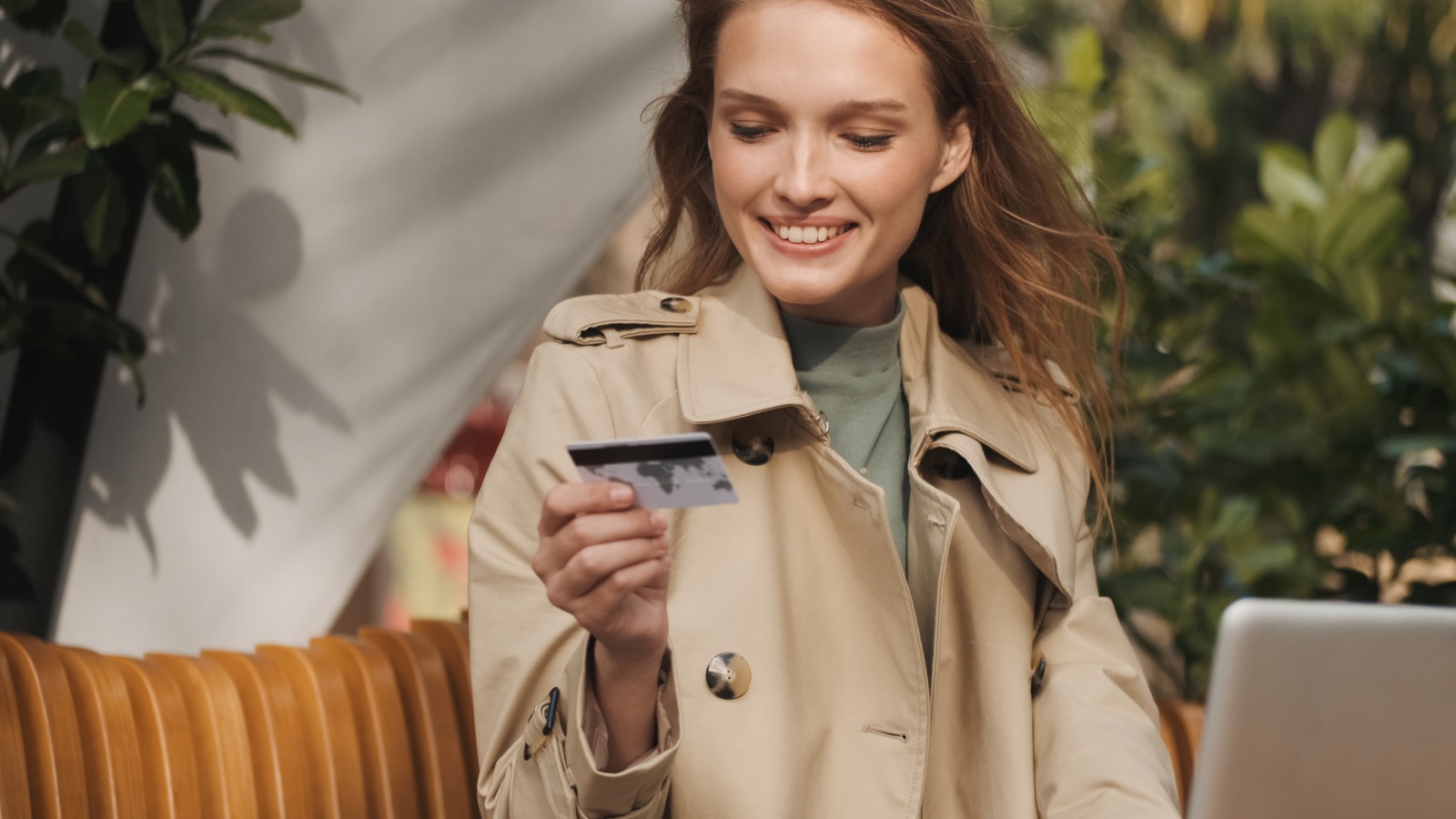 Зображення демонструє жінку з банківською картою для ілюстрації процесу перевірки наявності коштів