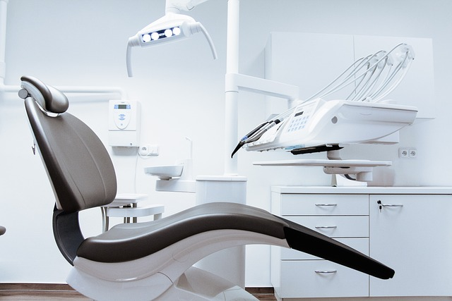 Стоматологічне крісло: символ високих витрат без медичного страхування