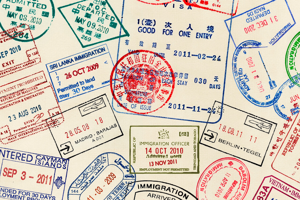 Ілюстрація паспорту з позначками в'їзду та виїду з різних країн